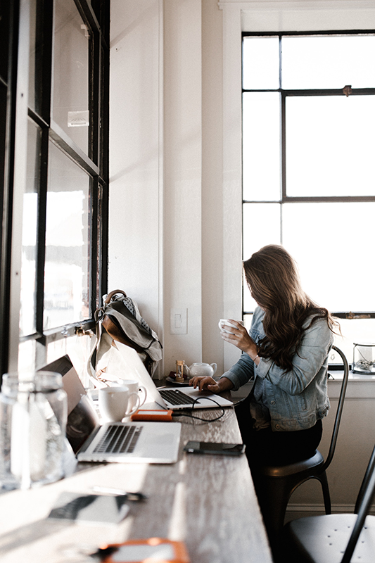 Femme devant son poste de travail