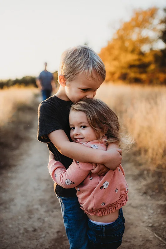 deux enfants qui se prennent dans les bras